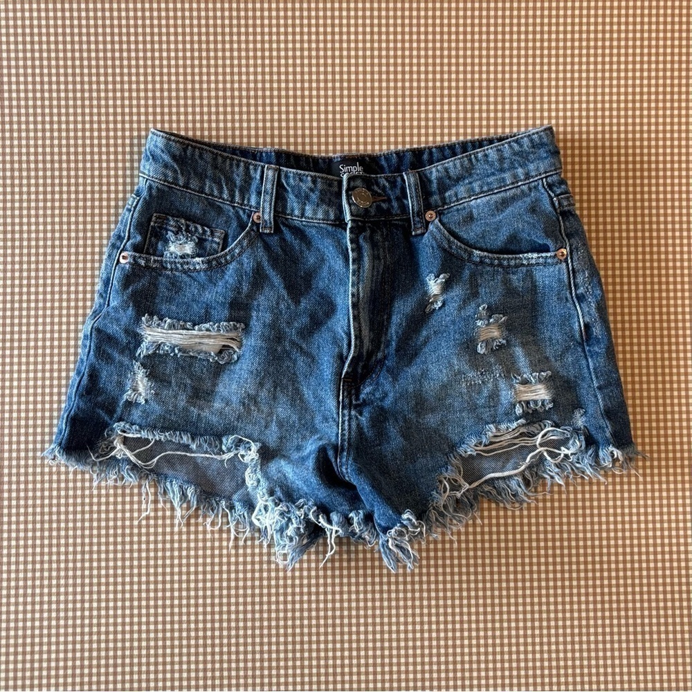 Simple Society distressed denim Jean raw hem shorts. Women’s 26‎